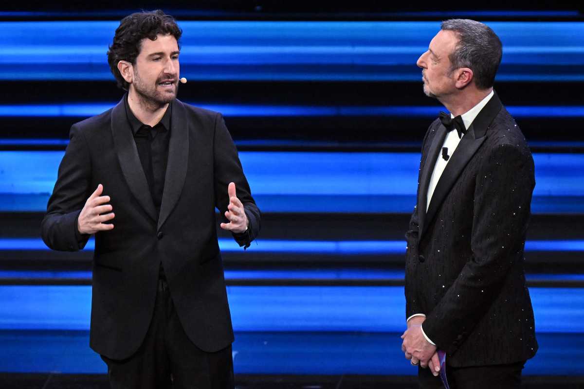 Amadeus sul palco di Sanremo insieme a Siani