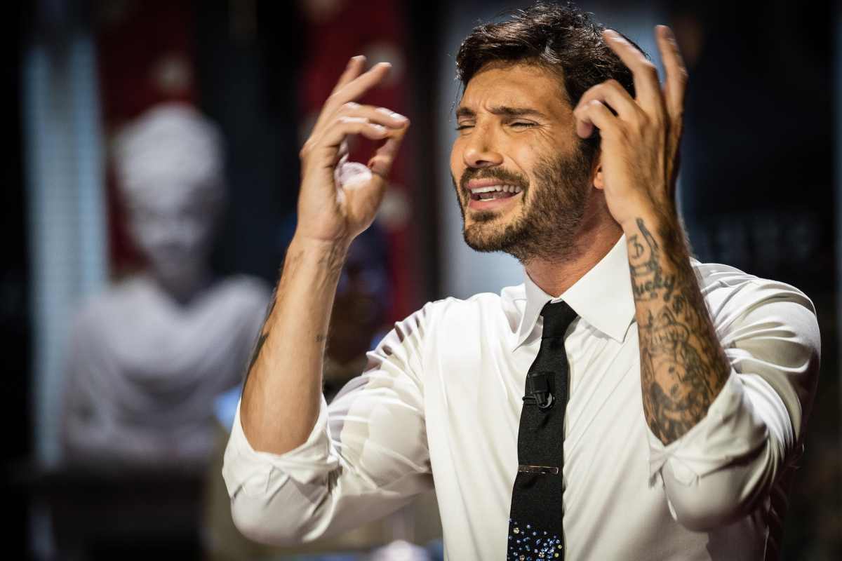 Stefano De Martino, regalo incredibile