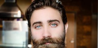 Uomo con la barba giovanile