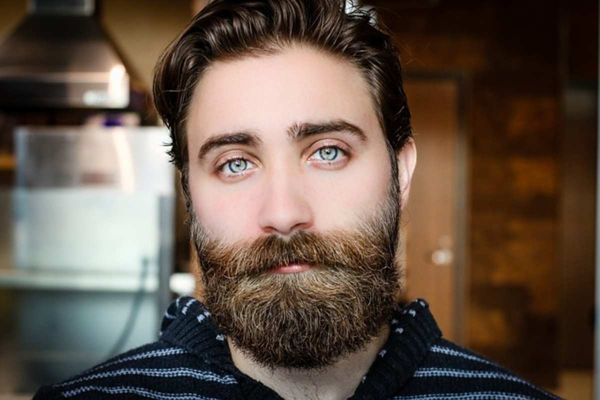 Uomo con la barba giovanile