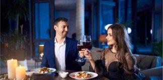 coppia serata romantica cena