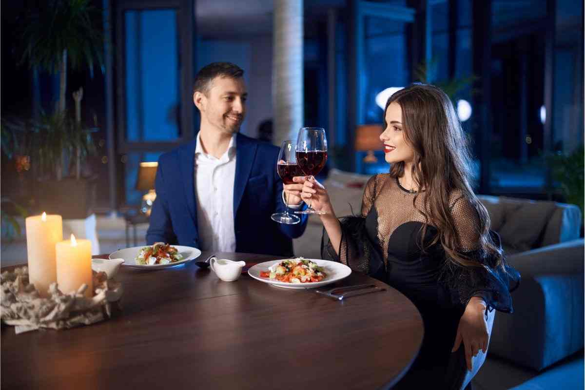 coppia serata romantica cena