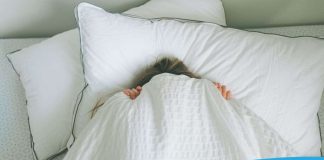 dormire con la testa sotto le coperte