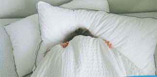 dormire con la testa sotto le coperte
