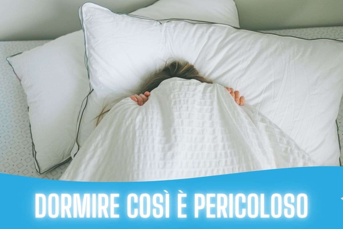 dormire con la testa sotto le coperte