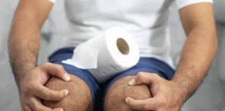 uomo cerca fare la cacca