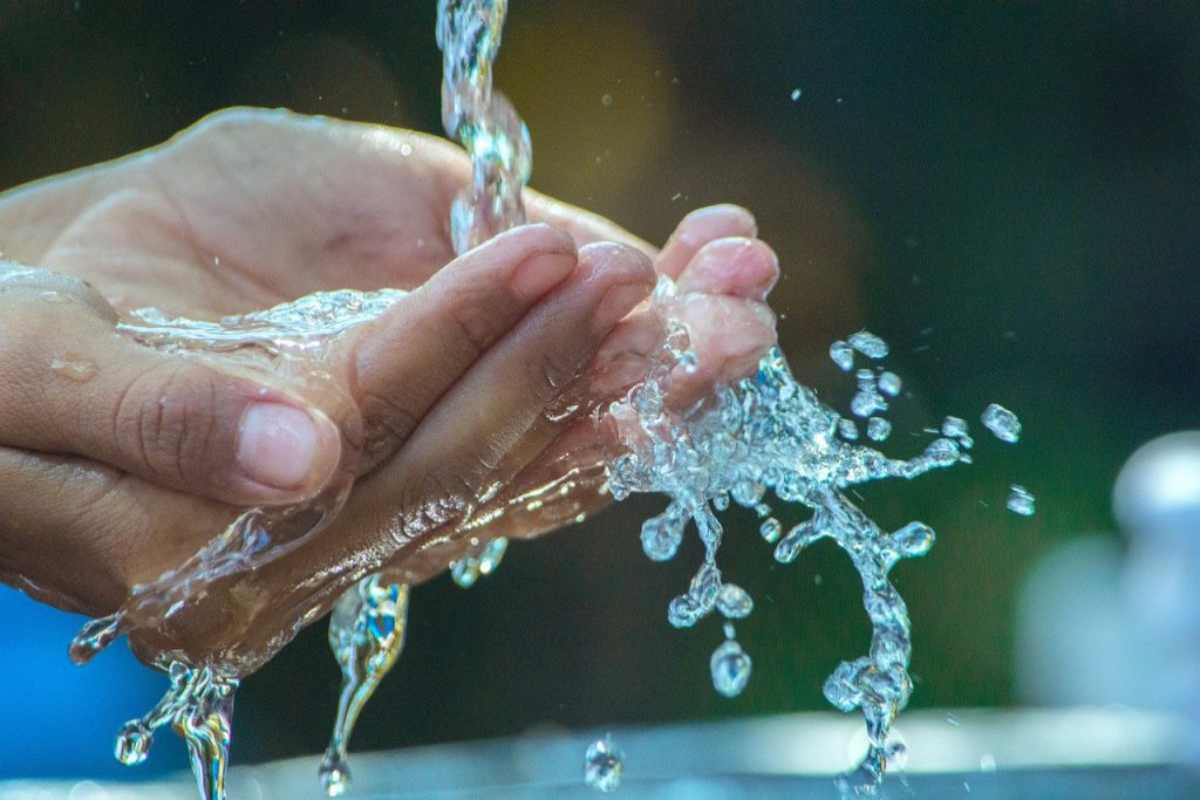 Acqua tra le mani