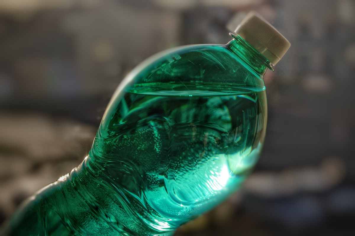 come sfruttare una Bottiglia di plastica per salvare la casa mentre non siete in casa