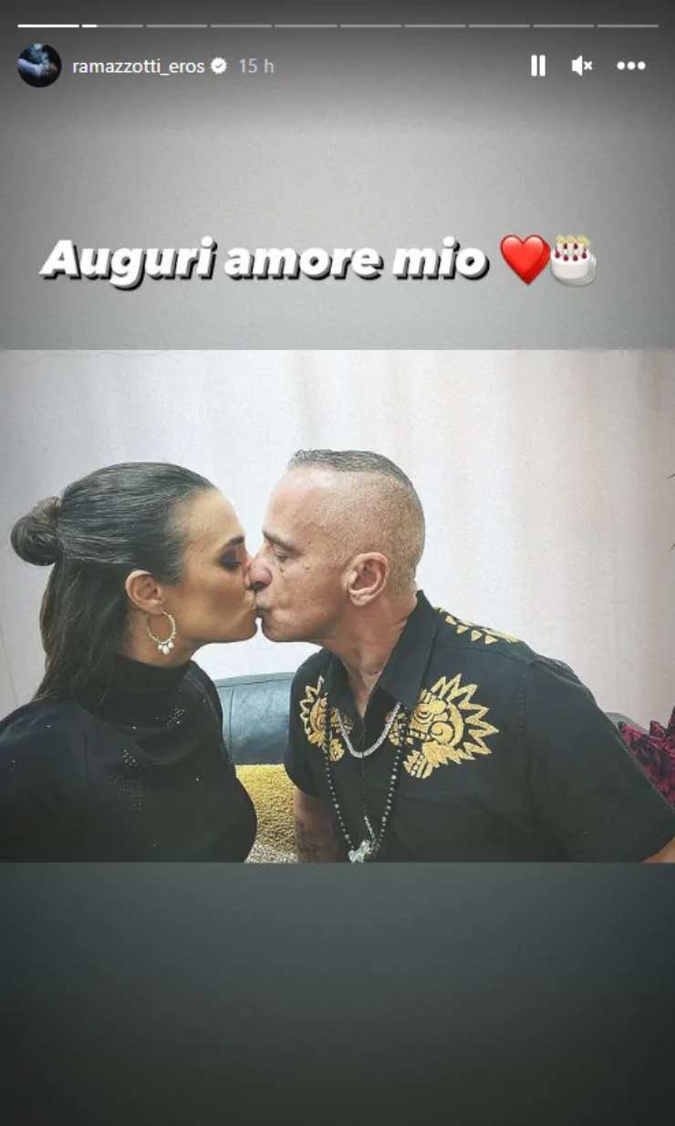 bacio tra Eros Ramazzotti e la nuova compagna ilgranata