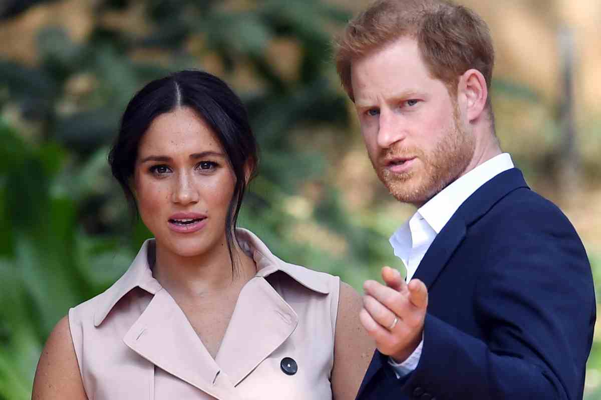 Harry e Meghan asfaltati