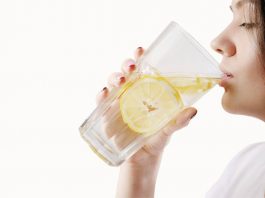 bere acqua limone