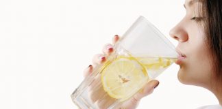 bere acqua limone