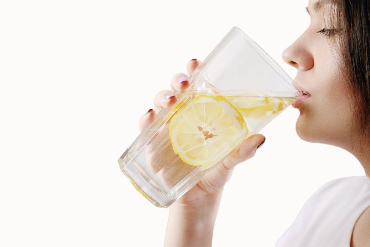 bere acqua limone 
