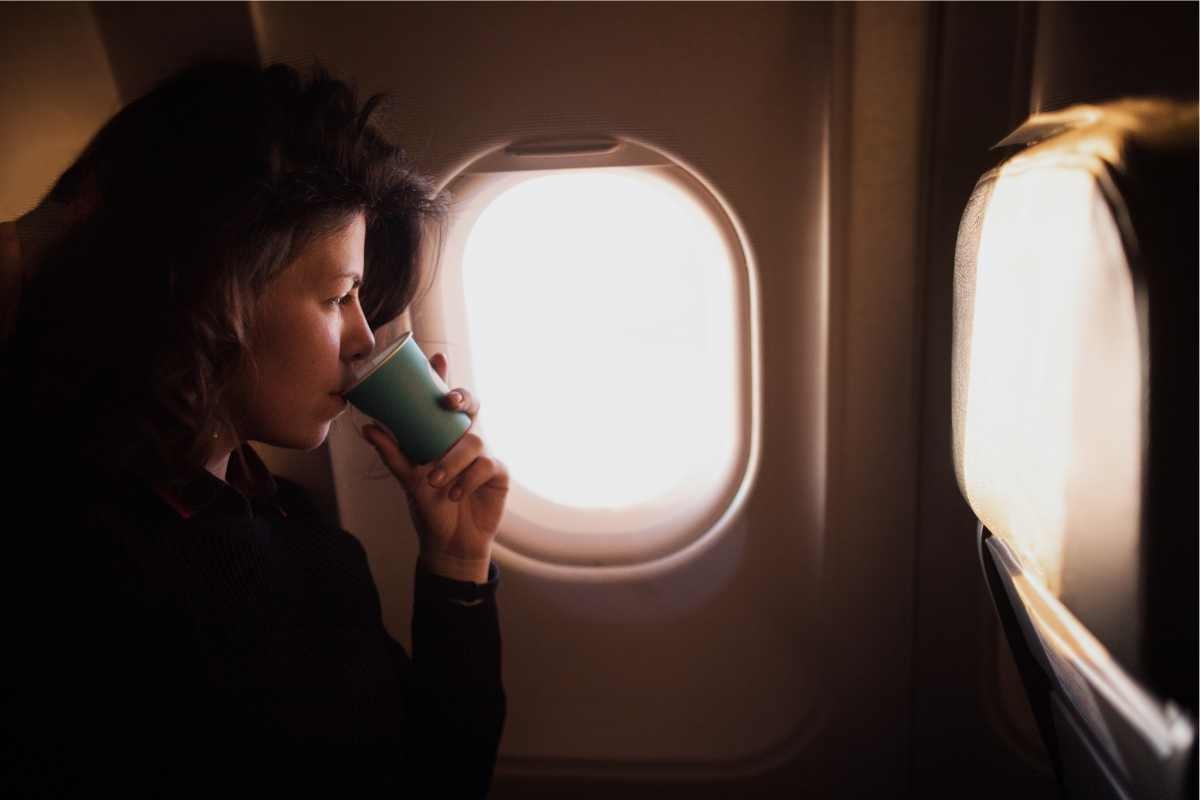 Non prendere mai il caffè o il tè in aereo