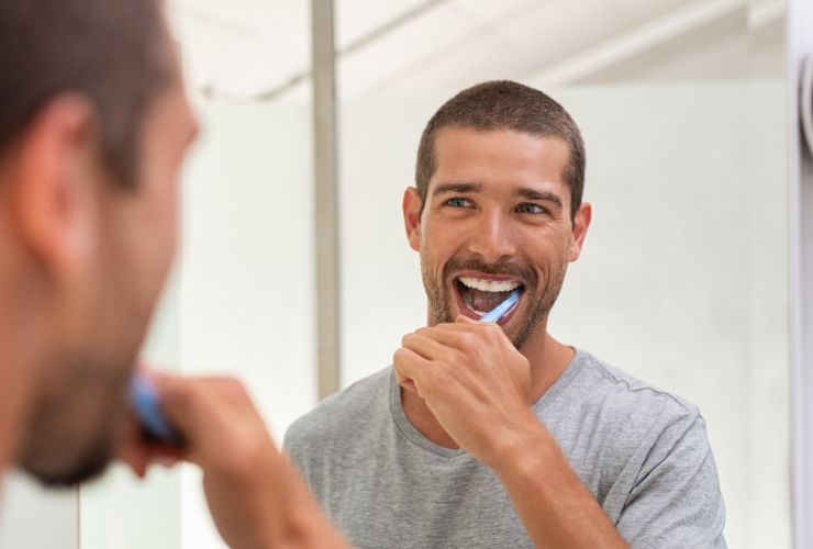 Perché lavare i denti prima della colazione