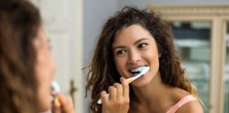 Quando lavare i denti al mattino?