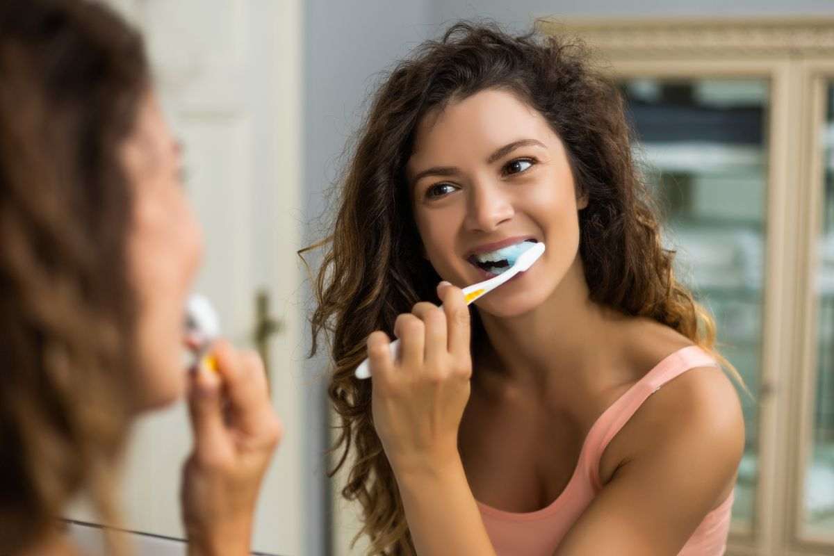 Quando lavare i denti al mattino?