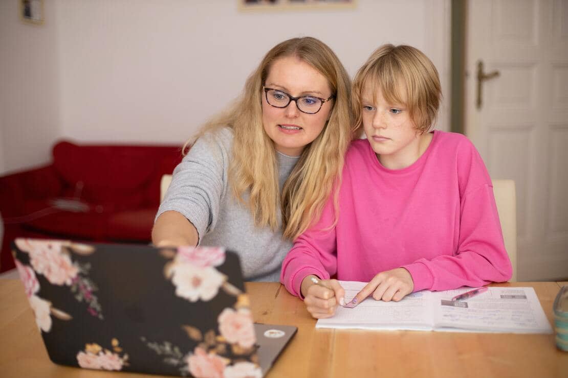 mamma e figlia al pc