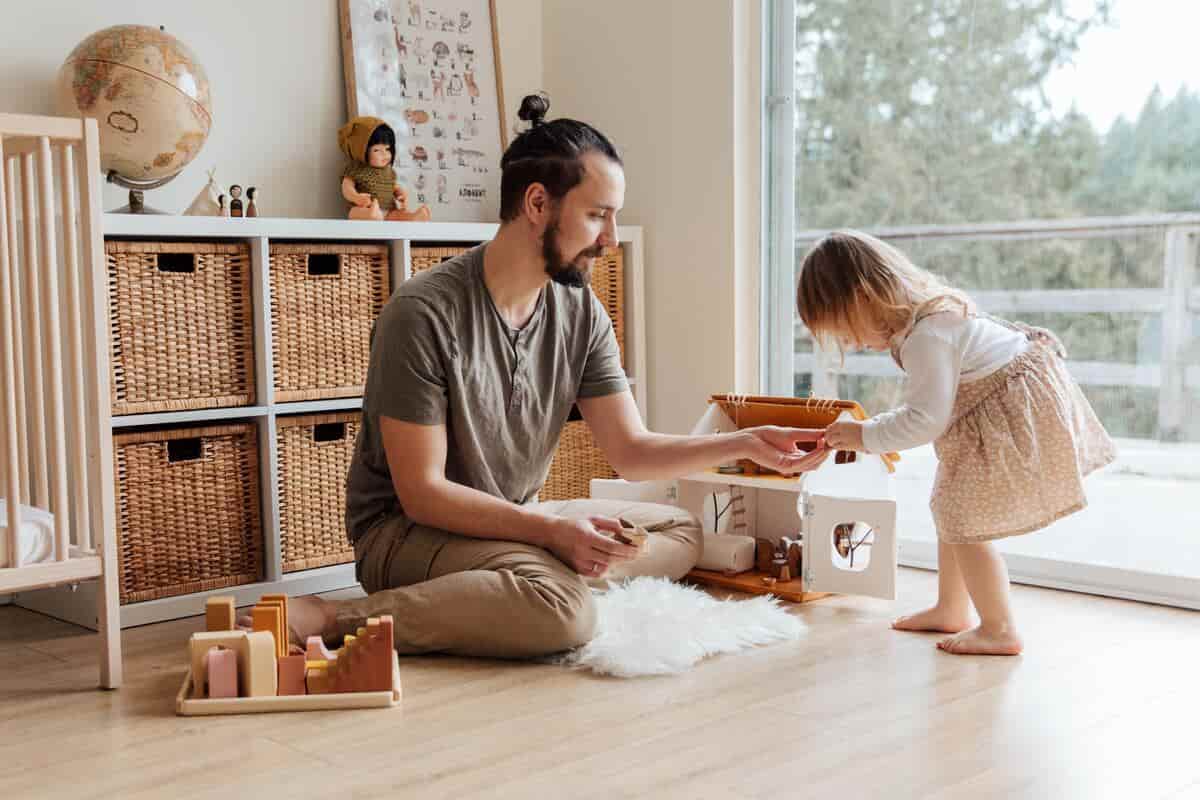 padre e figlia giocano