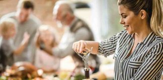stappare bottiglia di vino