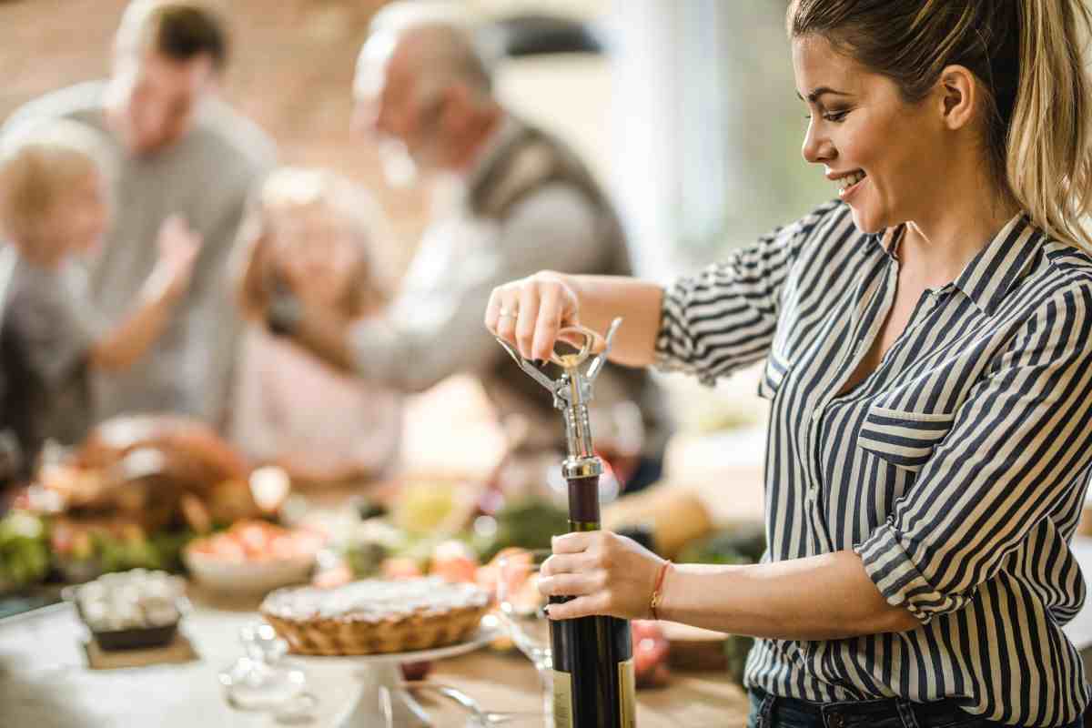 stappare bottiglia di vino