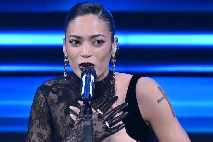 Paola Ferrari follia per la cantante