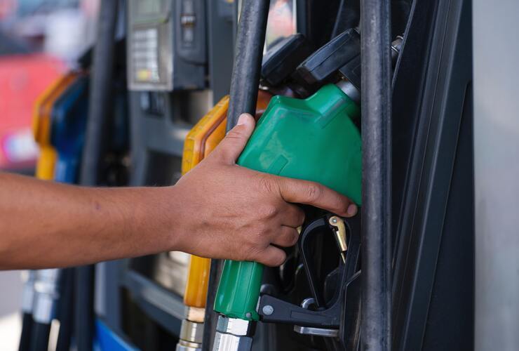 fare benzina al distributore