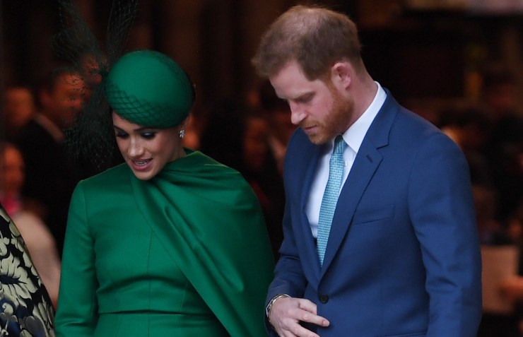 harry e meghan vincono contro carlo