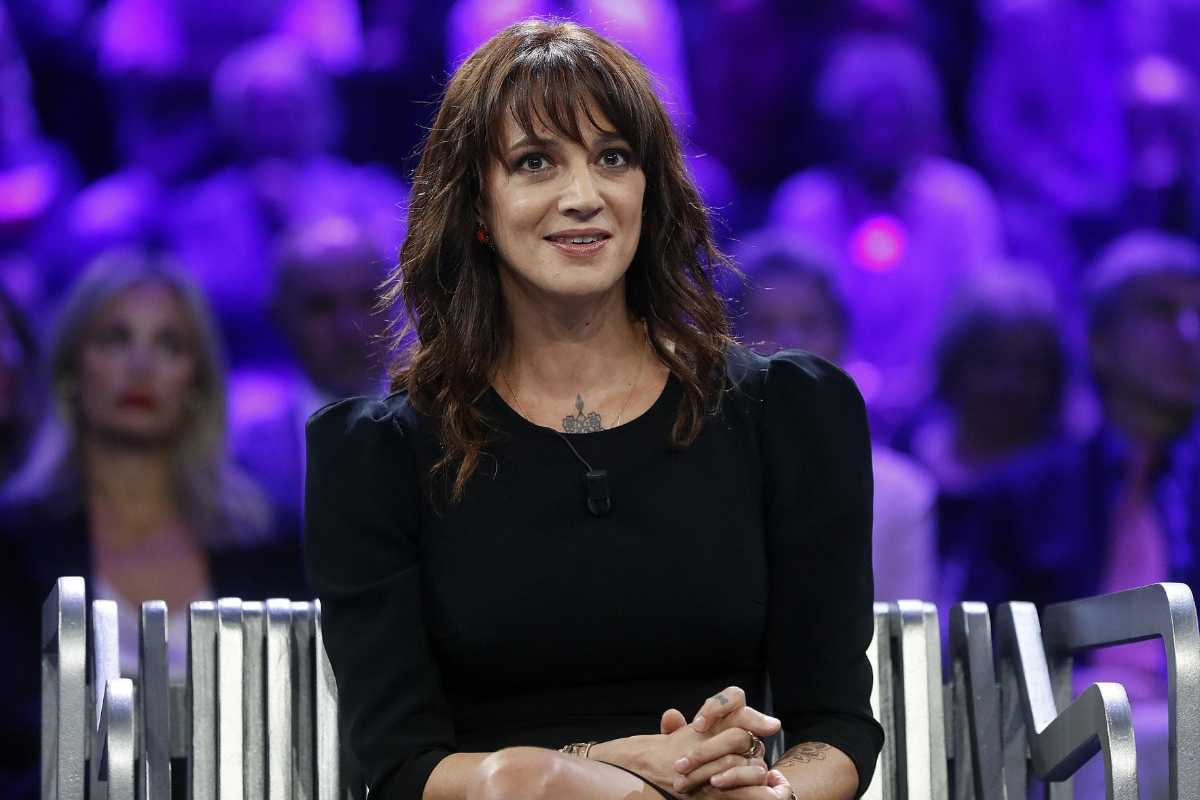 Asia Argento sollevata ma turba i fan