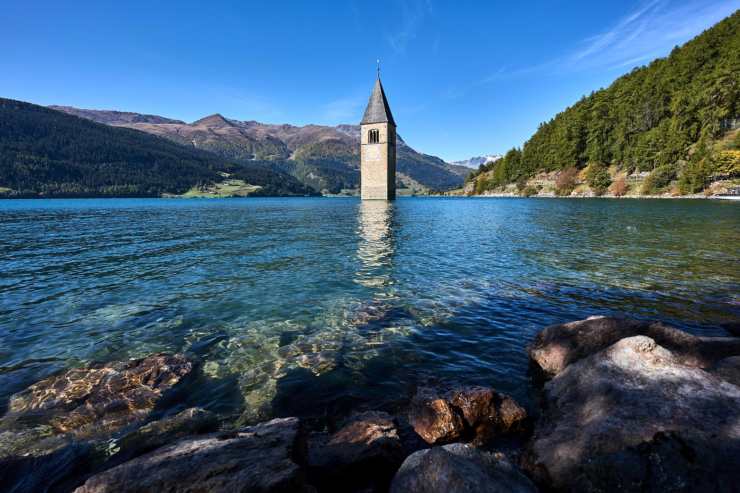 La vera storia del campanile immerso nel Lago di Resia in Alto Adige