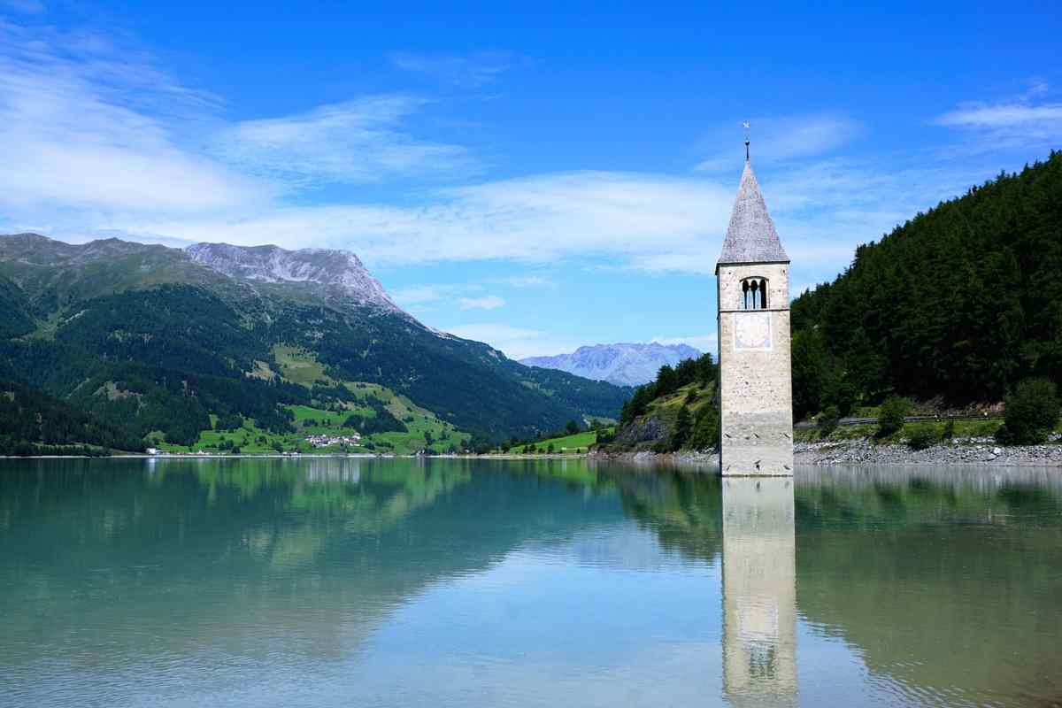 La storia del campanile immerso nel Lago di Resia in Alto Adige