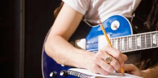 Cantante spiega come si scrive una canzone