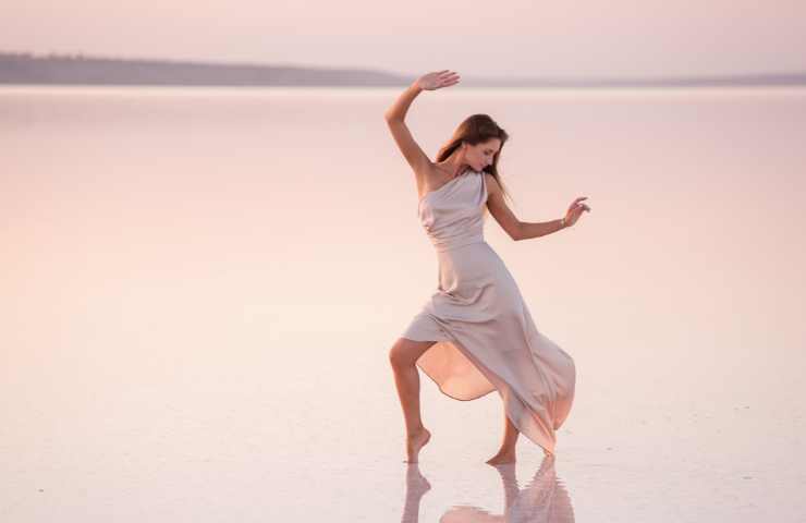 arrivano i trucchi per le donne basse che desiderano abiti lunghi