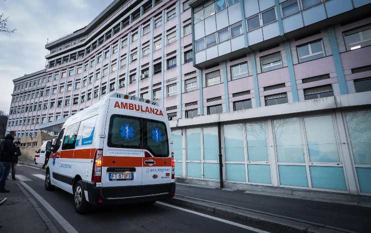 ambulanza: ragazza morta per cellulare vicino vasca da bagno 