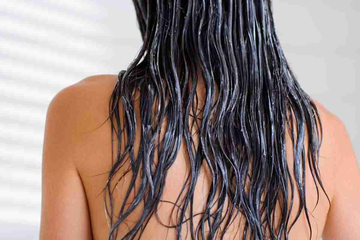 Capelli bagnati: cosa si rischia ad andare a letto così