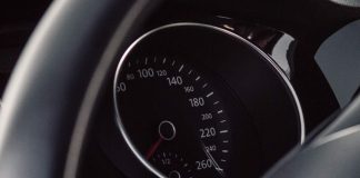 Il vero significato di questa spia per auto