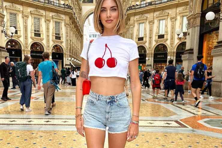 Chiara Ferragni galleria Duomo maglietta minigonna