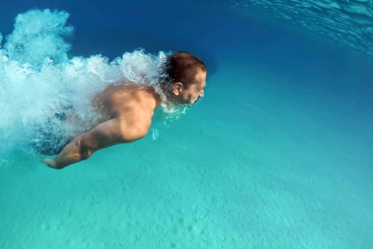 Fare pipì in mare: che conseguenza porta