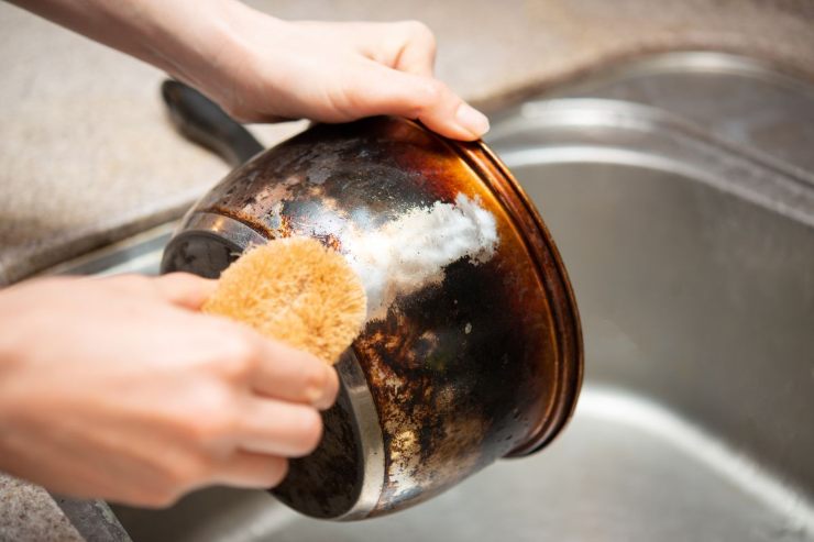 togliere il bruciato dalle padelle