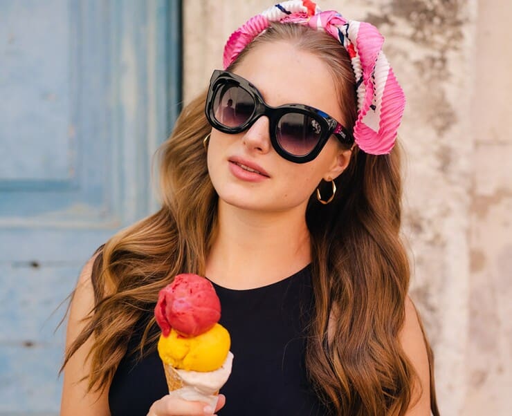 ragazza con fascia per capelli