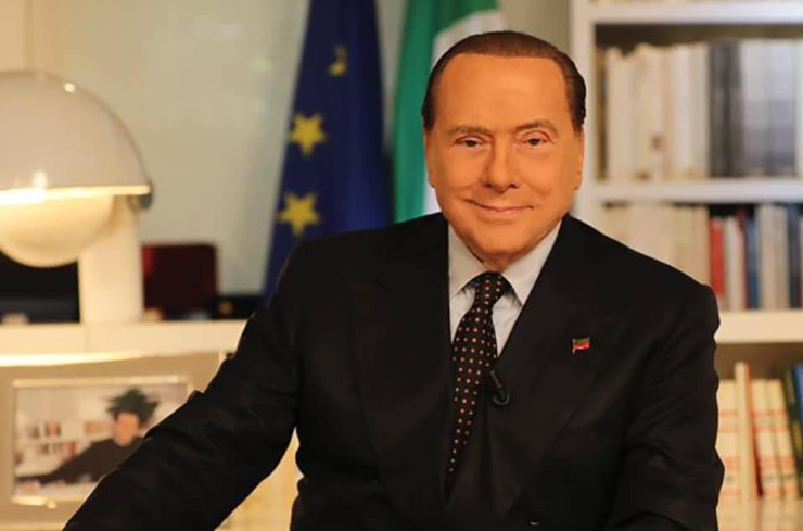 Corona non pubblica le foto di Berlusconi