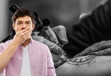 si fa un tatuaggio sulla schiena ma è uno scarabocchio