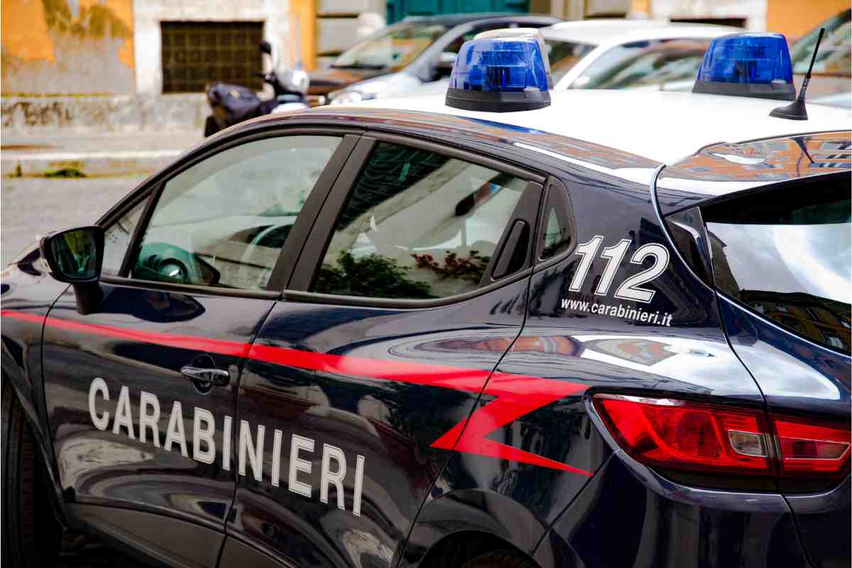 Carabinieri nas stabilimenti