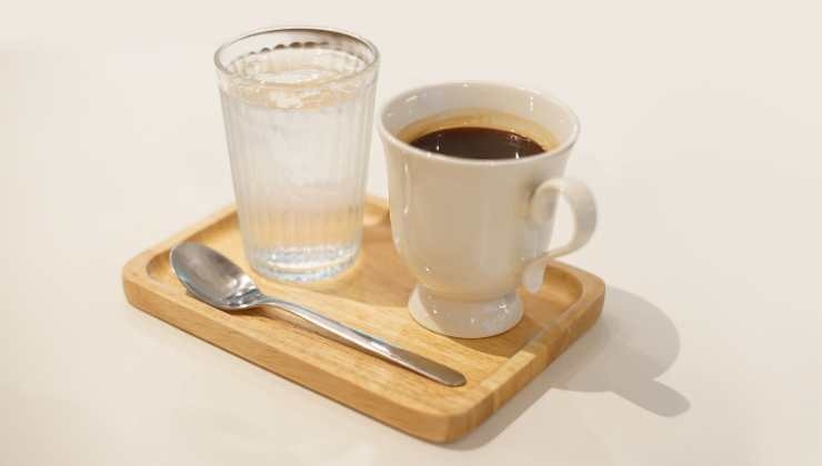 caffè e acqua al bar