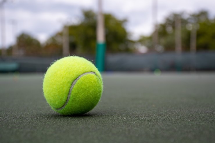 mettere pallina da tennis in valigia