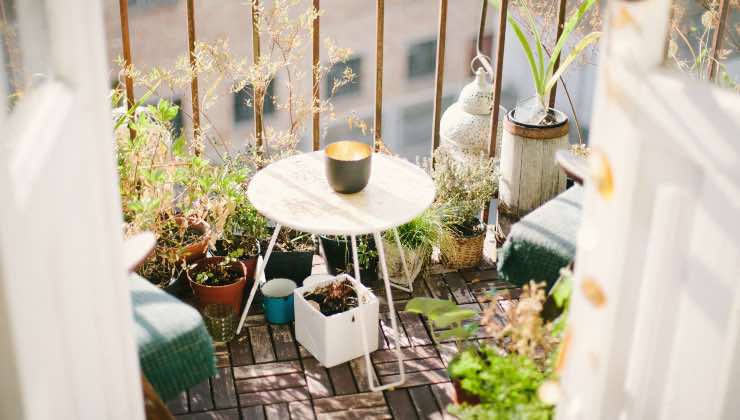 La tecnica perfetta per pulire il balcone o il terrazzo