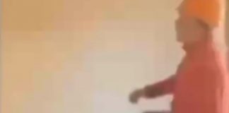 operaio fa crollare il muro con calci