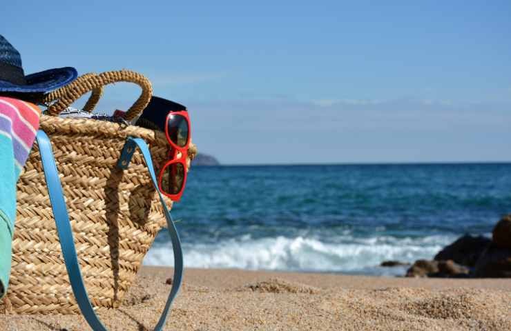 Nascondere soldi spiaggia 