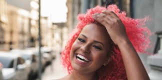 Vietano ad una donna di portare i capelli rosa a lavoro