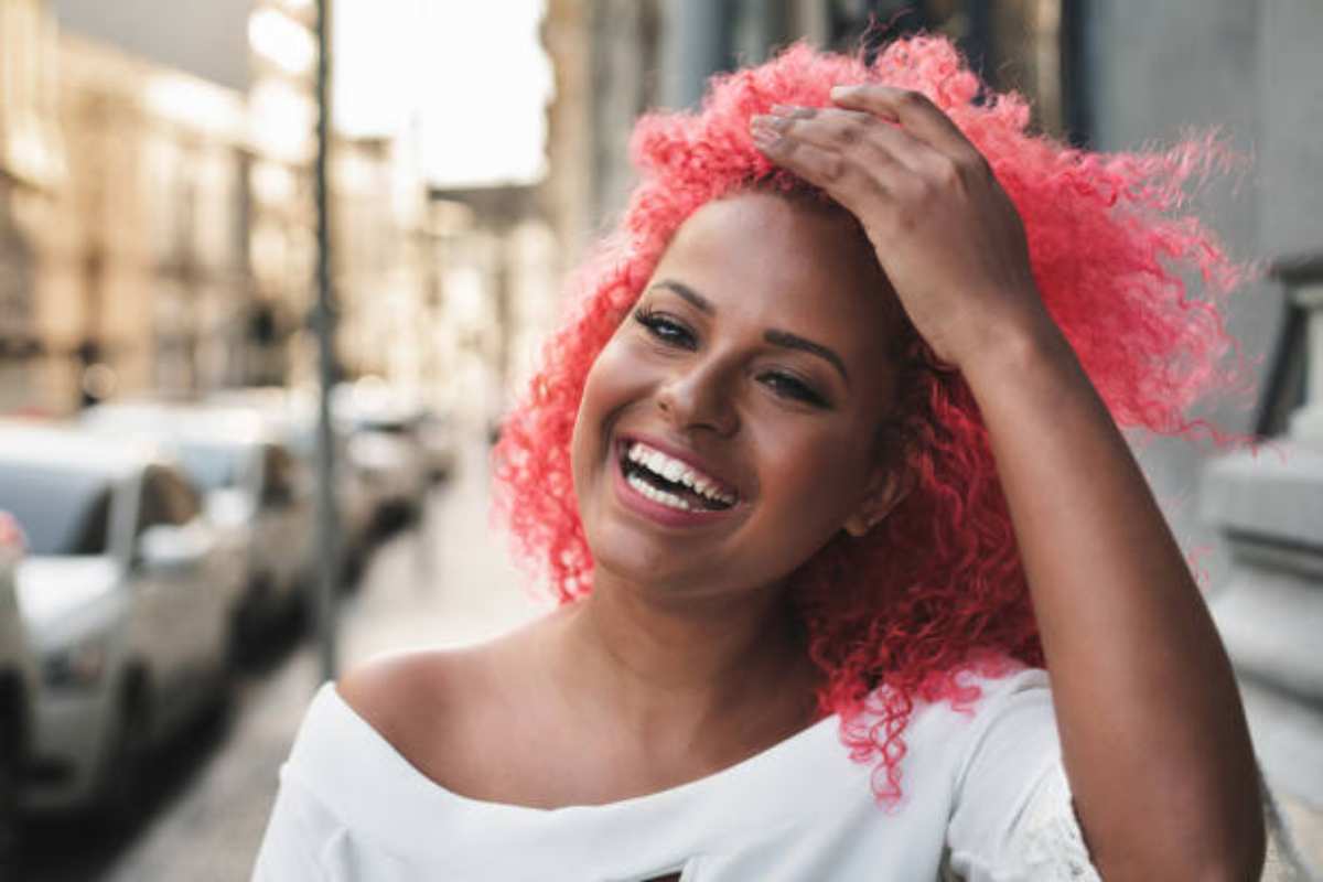 Vietano ad una donna di portare i capelli rosa a lavoro